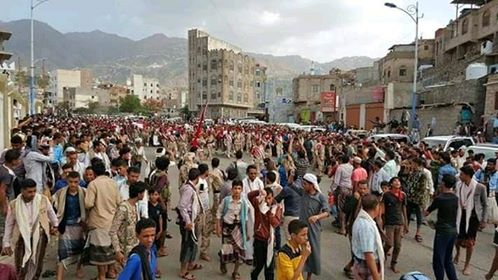 بحضور قيادات عسكرية ومدنية.. تشيع مهيب لعدد من شهداء الجيش الوطني&nbsp;بتعز