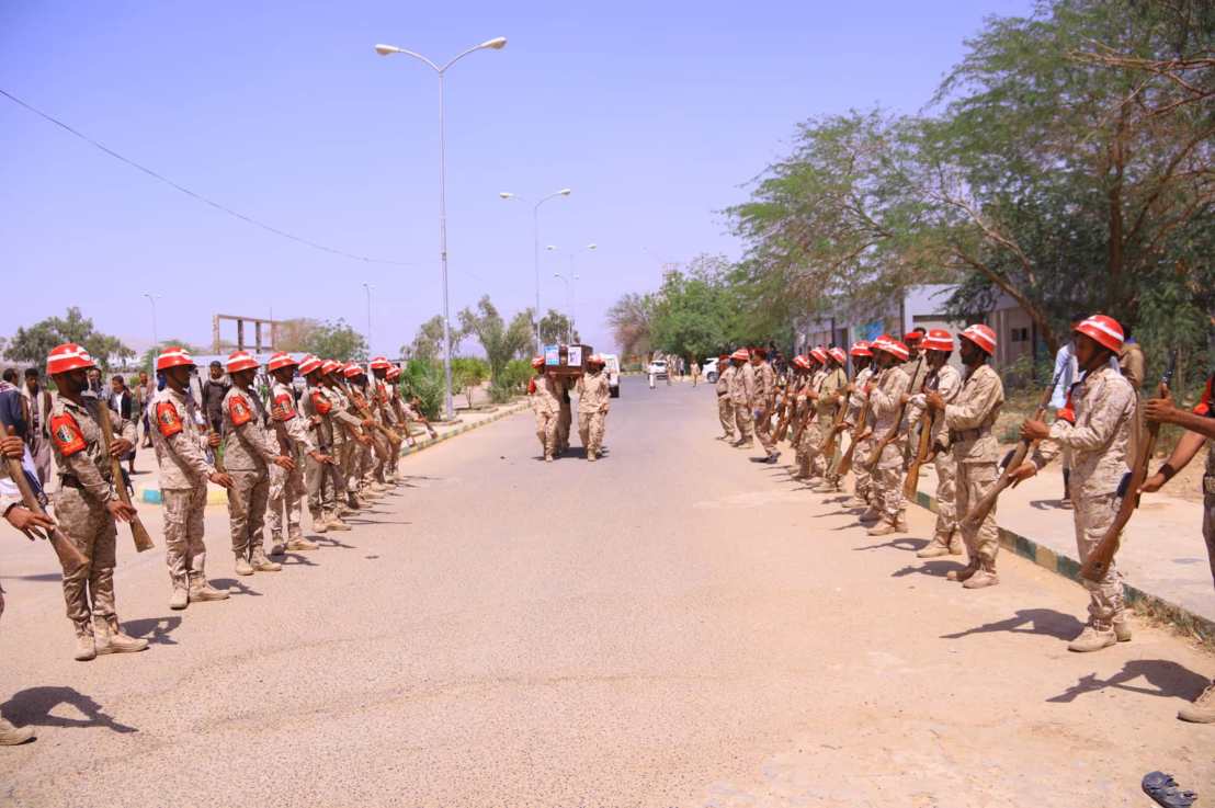 مأرب.. تشييع شعبي ورسمي مهيب للشهيد العقيد السبل&nbsp;ومرافقيه
