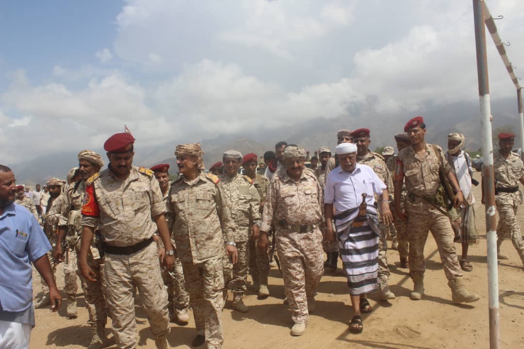 قائد المنطقة العسكرية الرابعة يتفقد أبطال الجيش في جبهة ثرة&nbsp;بأبين
