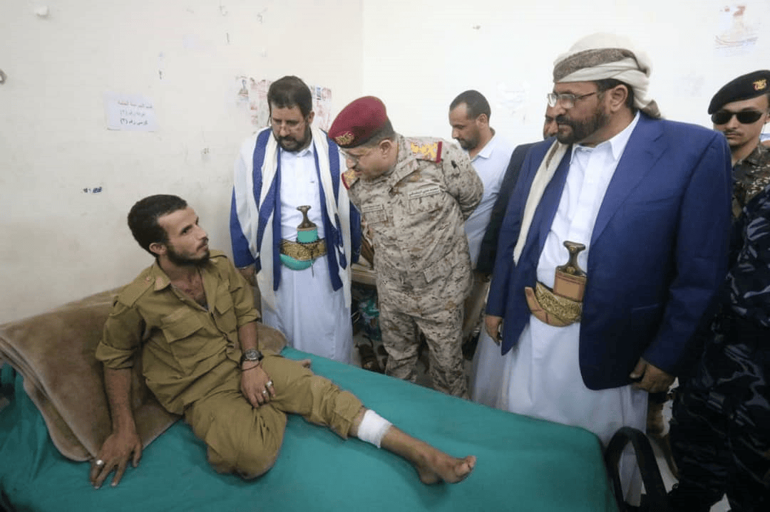 وزير الدفاع يتفقد جرحى الجيش الوطني&nbsp;بمأرب